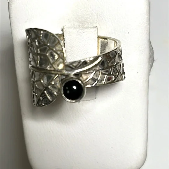 Elegant Silver and Onyx Leaf Ring - Picture 1 of 10